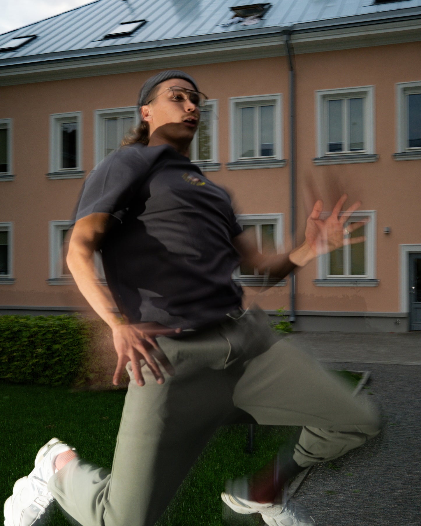 Armas t-särk | Tumehall