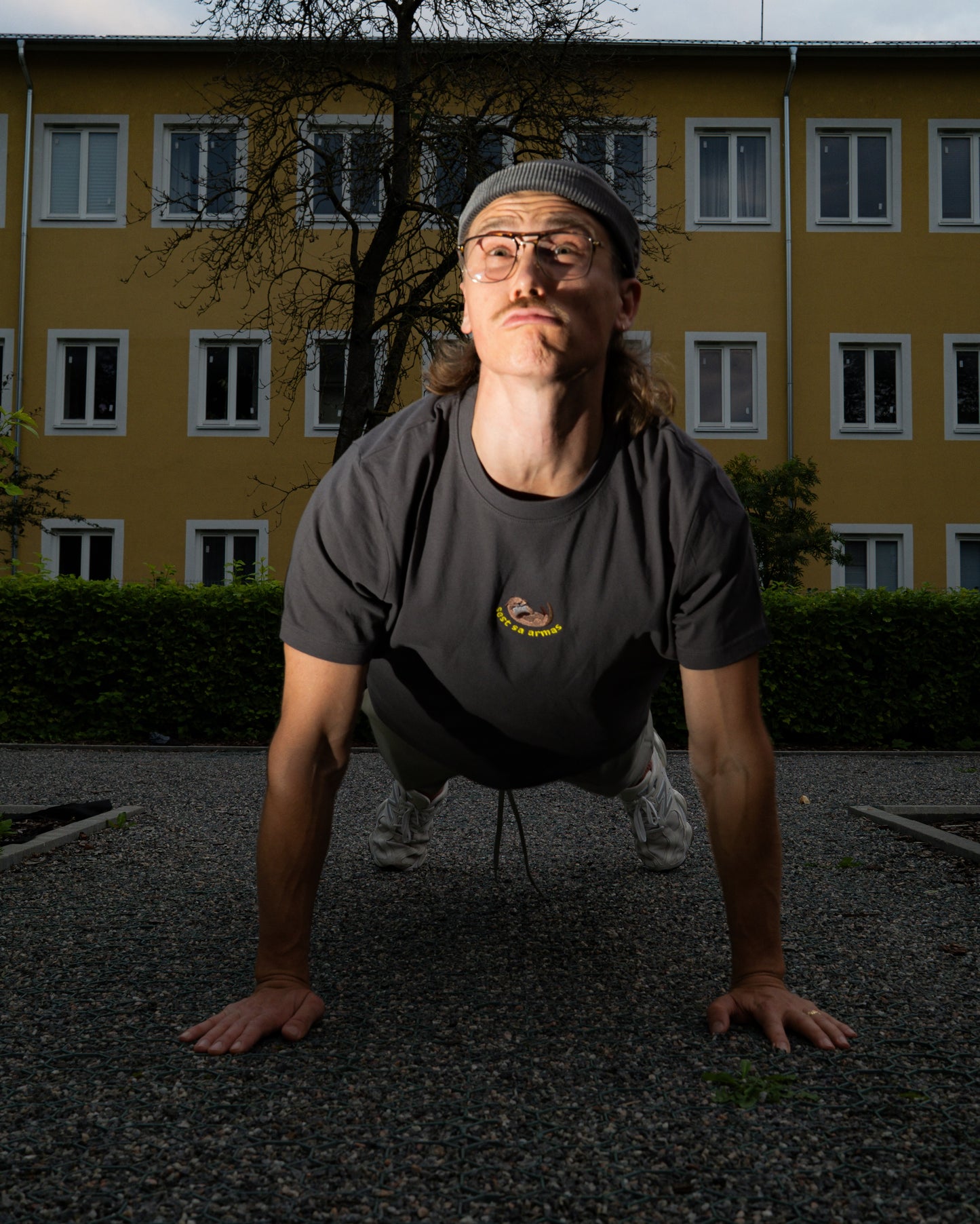 Armas t-särk | Tumehall