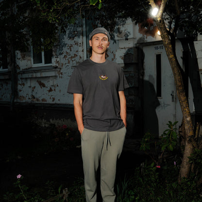 Armas t-särk | Tumehall