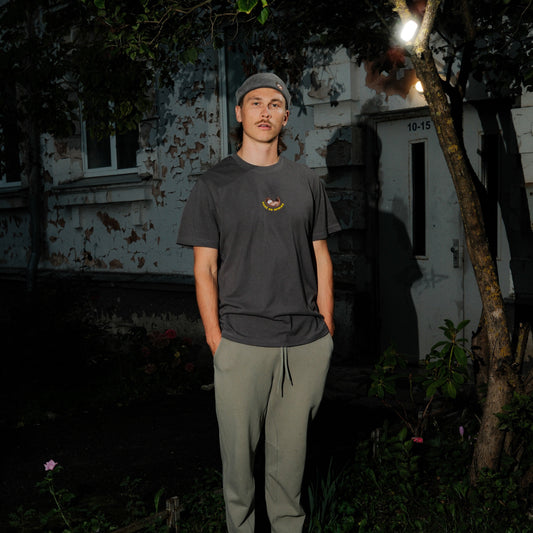 Armas t-särk | Tumehall